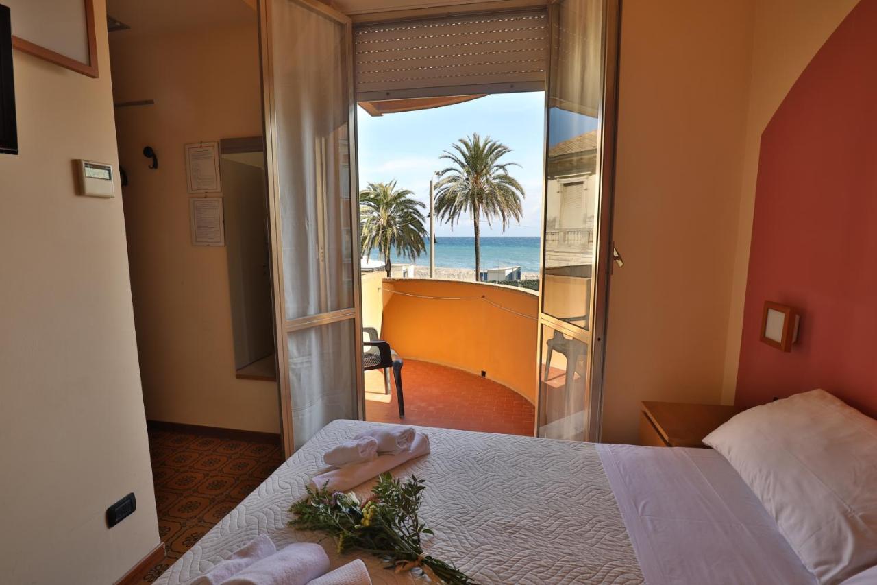 Xxv Aprile Casa Per Ferie Hotel Albenga Exterior photo