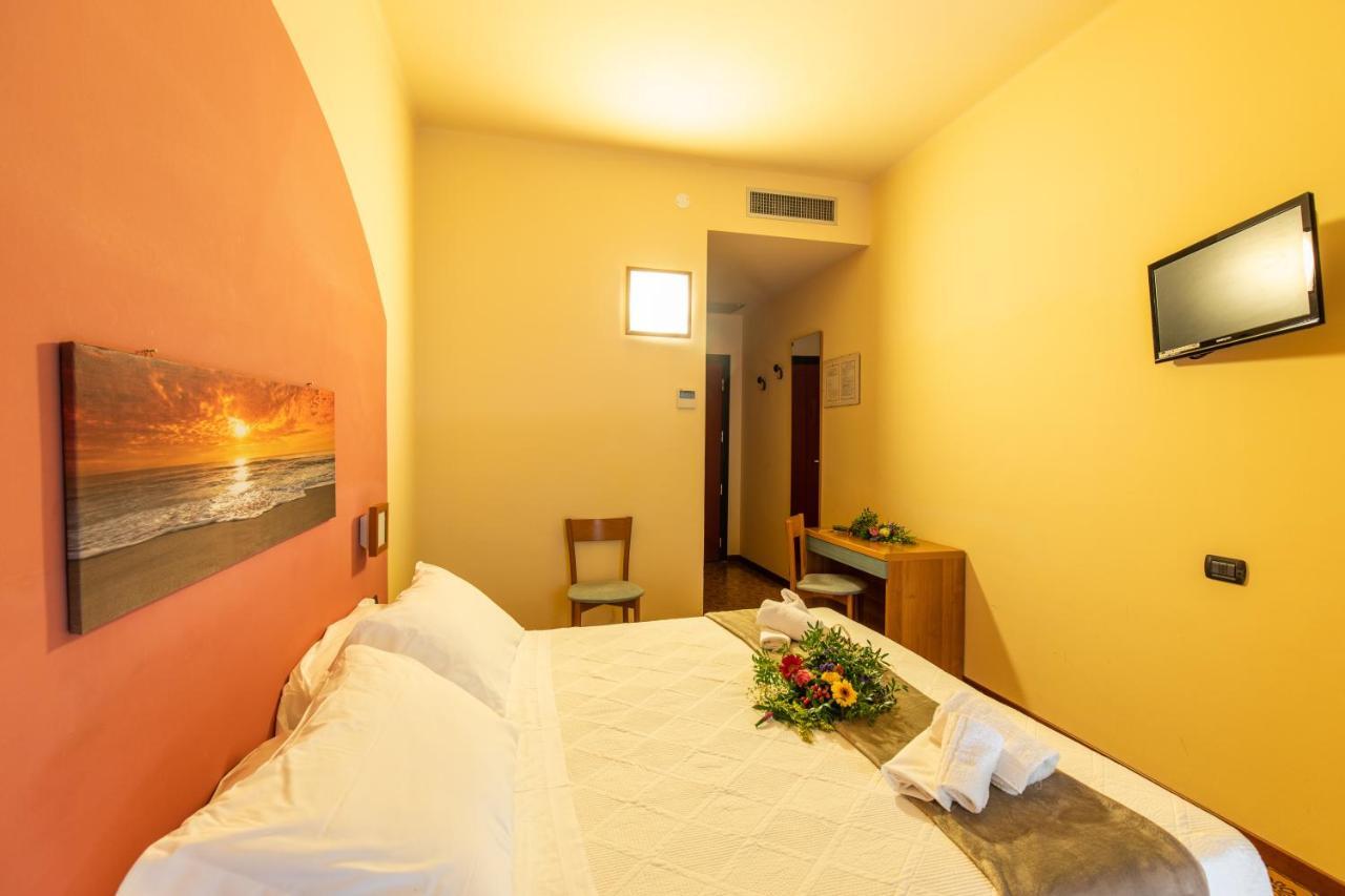 Xxv Aprile Casa Per Ferie Hotel Albenga Exterior photo